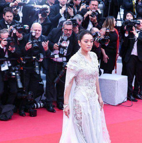 巩俐领衔中国女星征战戛纳红毯,却遭周杰伦和网红抢了风头_李宇春_穿