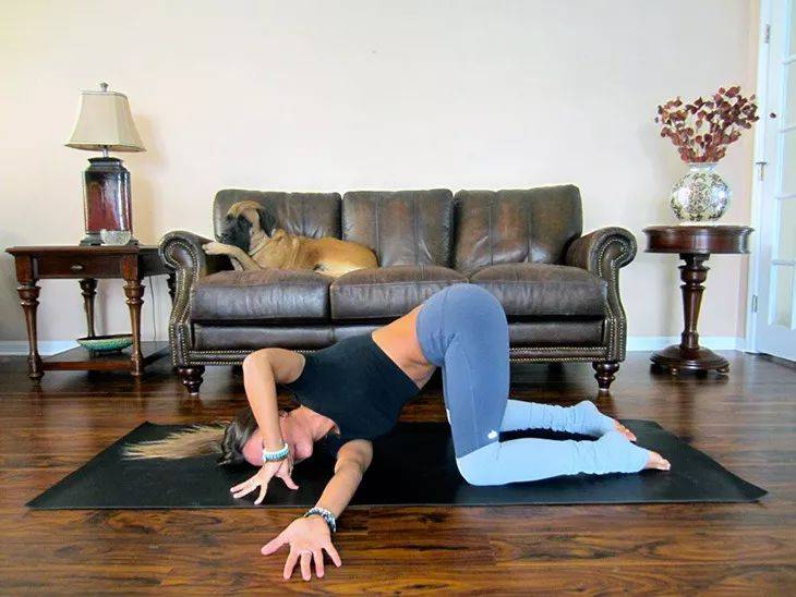 3套晨练瑜伽序列,每天10分钟,让你能量满满!_手臂_双手_双脚