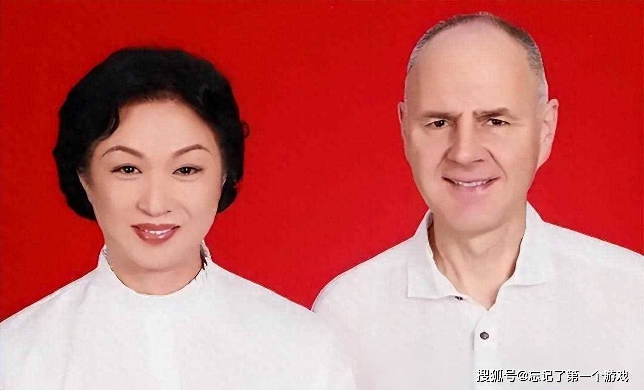 金星官宣复婚幸福的一家五口亮相民政局