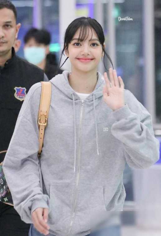 原创lisa机场现身大变样褪去韩流滤镜妆造让人认不出