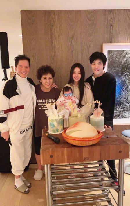 郭碧婷开工女儿探班为向佐留北京发展10个月cora会喊爸爸妈妈