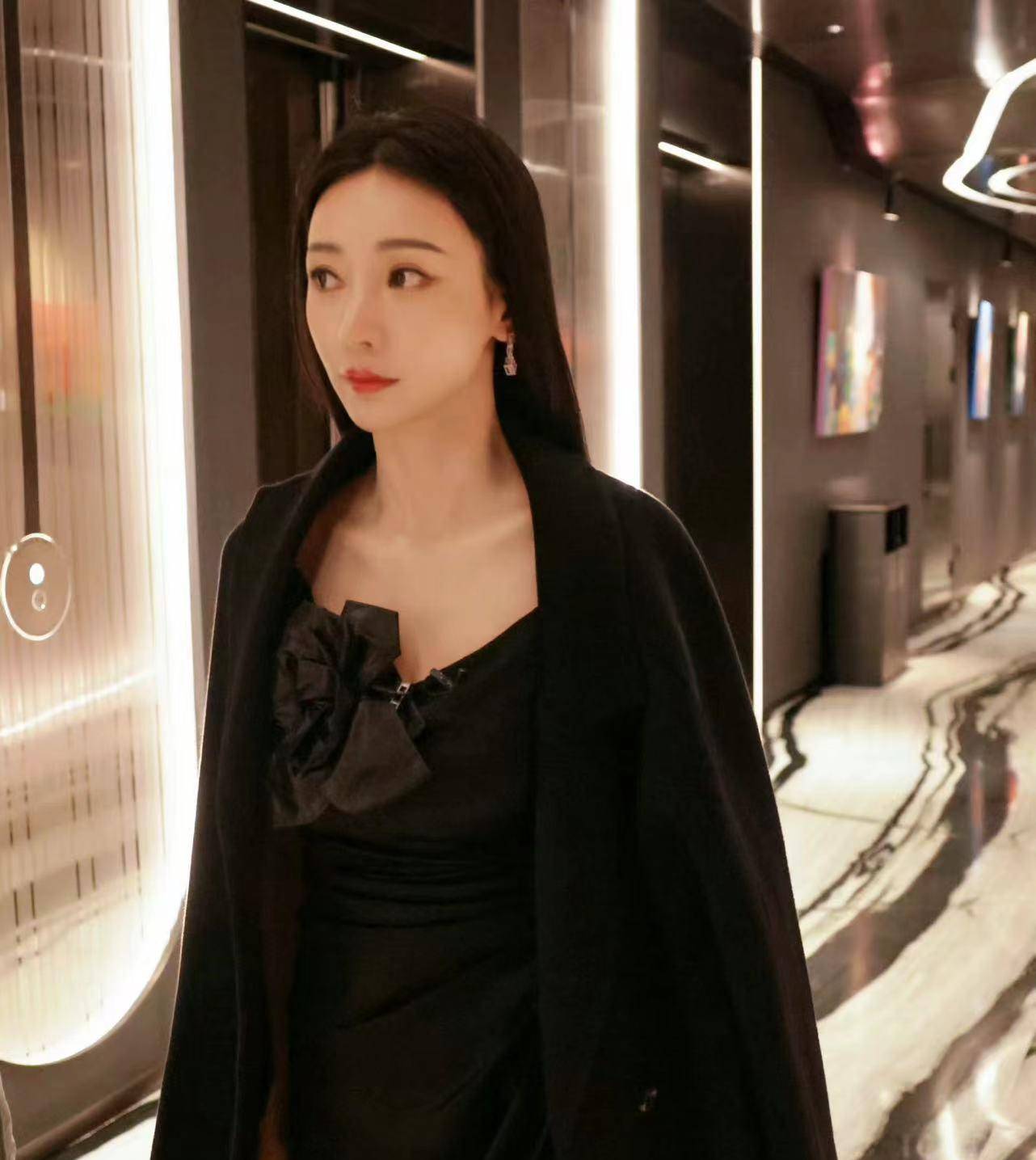 柳岩早期的作品,包括画皮》画壁》杨贵妃秘史》屌丝男士》等剧中,柳岩