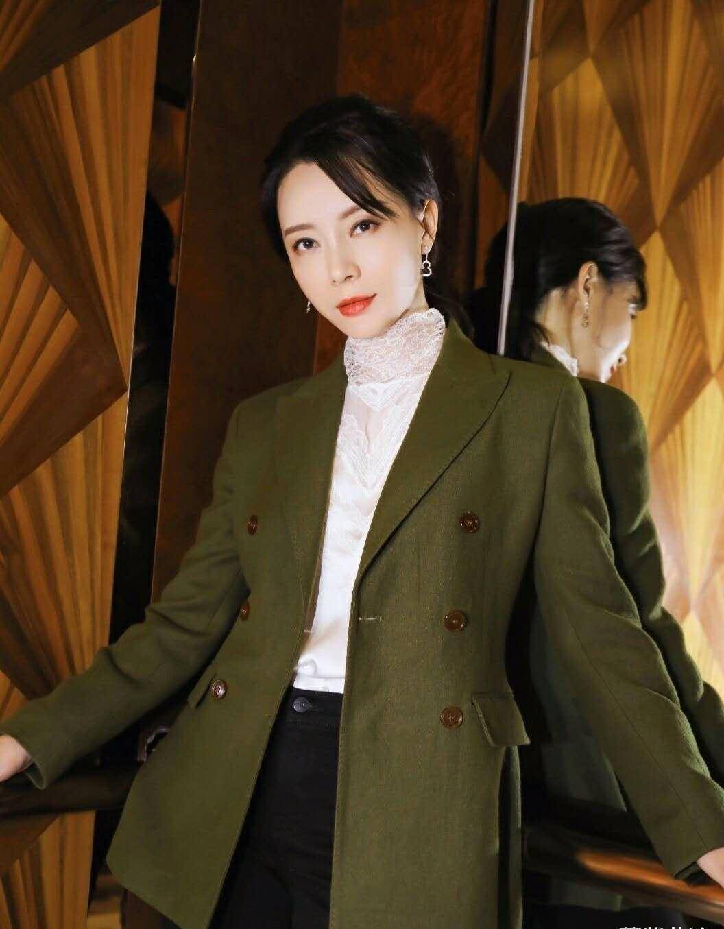 原创陈数以气场闻名但穿绿色西装像舞台剧的演出服差点翻车了