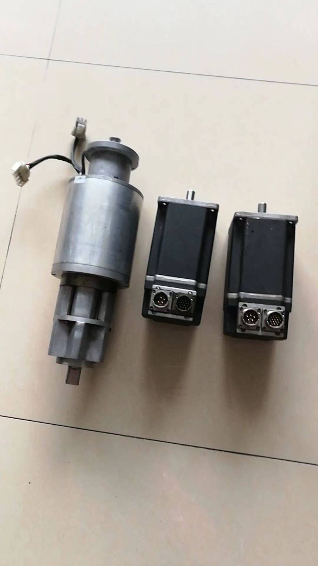 通过以上步骤,我们就成功完成了abb夏米尔马达轴承的更换.