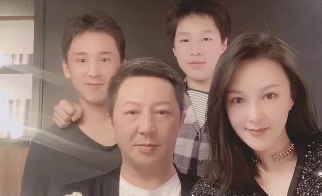 24岁因"梦萍"走红,28岁当红退圈嫁人,46岁活成别人羡慕的样子_乐珈彤