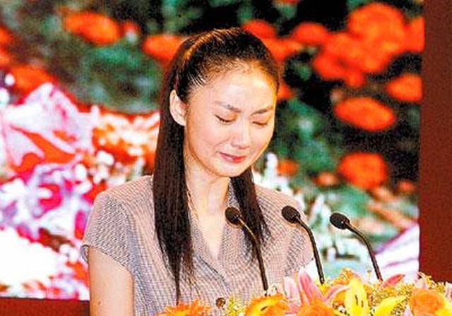 女儿邢小丛飞,还不满一岁.