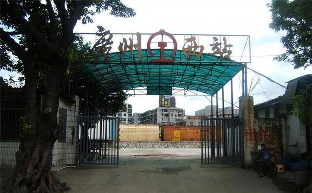 当天挖掘机就已经在广州西站货场装车,平均装载在两辆平列车厢上.