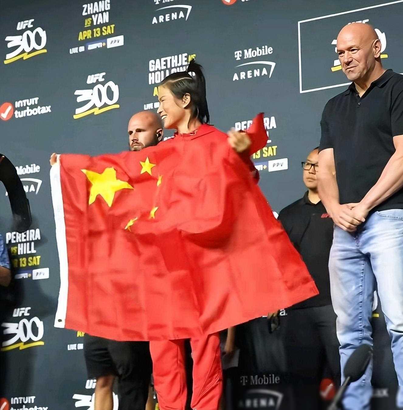 张伟丽"示好"严晓楠遭无视,出场费揭露背后故事!_格斗_战绩_安德拉德