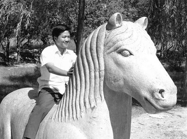 黄植诚1981年驾驶战机起义获得65万奖金娶美女空姐为妻