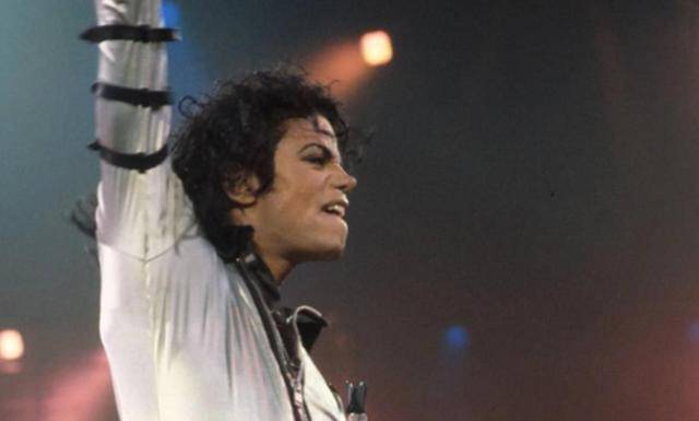 33年前迈克尔杰克逊广东农村一日游临走时还送老奶奶2000元