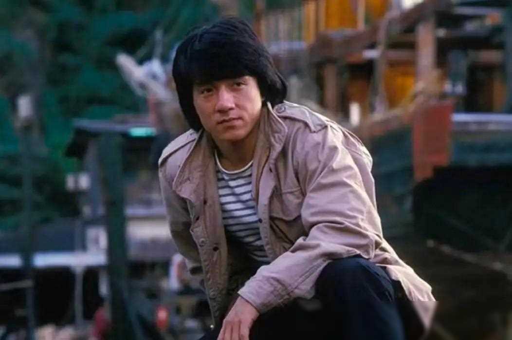 成龙私生女近照曝光吴卓林24岁流浪国外剃头抽烟引争议