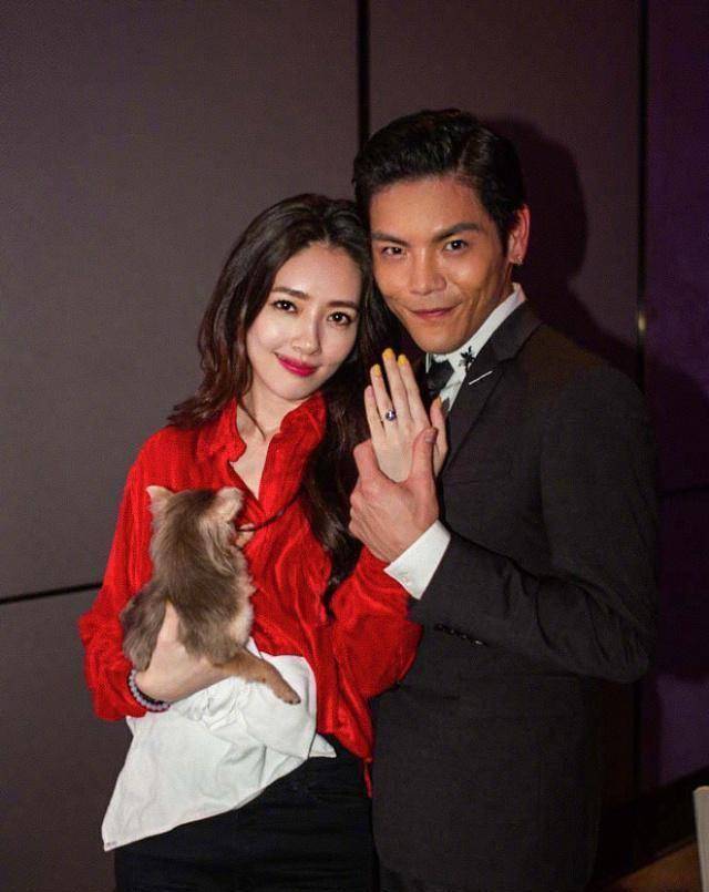 原创郭碧婷一只脚已经踏入豪门向佐单膝跪地求婚成功吴尊刘维见证