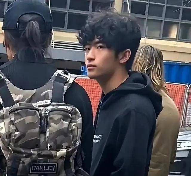 出道后不久,谢霆锋与合作拍mv的女星何嘉莉经历了一段短暂的热恋.