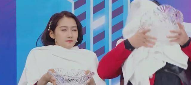 关晓彤被泼水来不及捂脸看清卸了妆的模样才懂鹿晗的审美