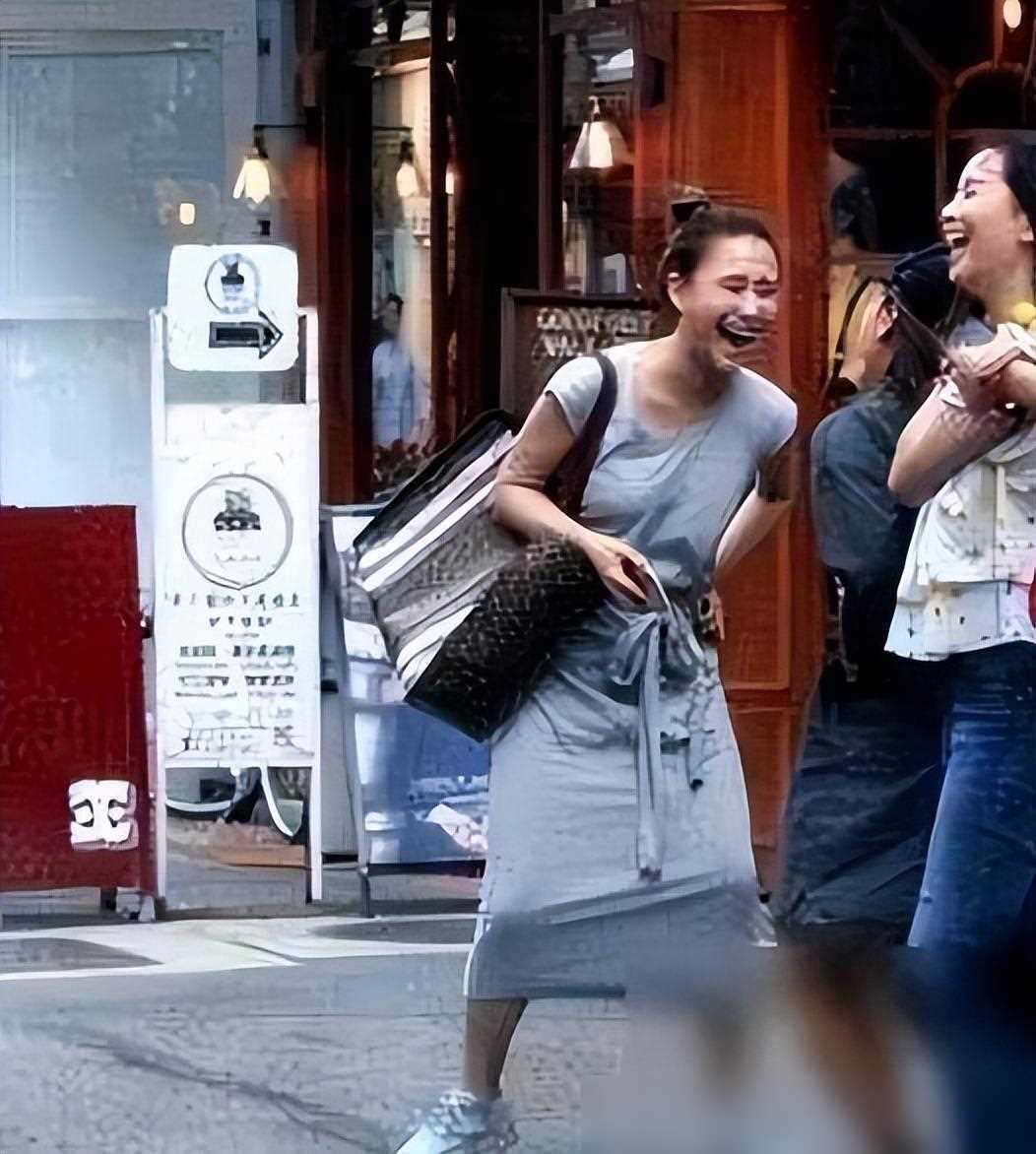 或许,这次张婉儿选择素颜出街,正是她想要摆脱束缚,展现真实自我的一