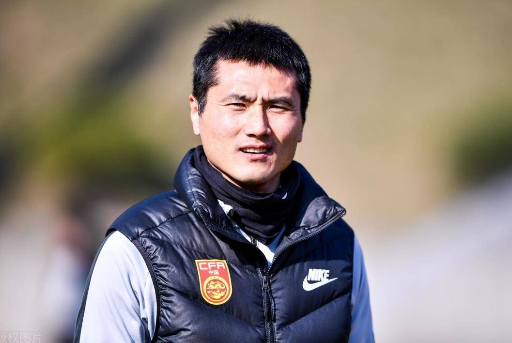 退役后的邵佳一并没有远离足球,他一度担任了北京国安体育总监,不过