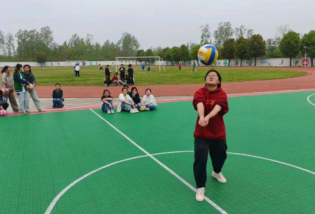 新锐控股集团古河中学初一排球大作战垫球高手齐上阵