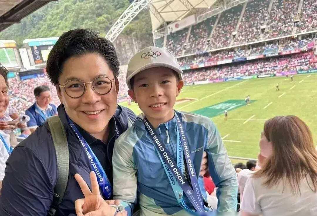 霍启刚携大儿子看球赛父子俩穿着低调朴素11岁霍中曦酷似爷