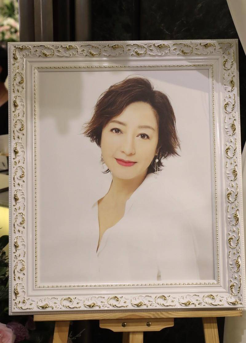 黎明诗出殡现场!同性爱人手捧遗照哭成泪人,紧随灵柩走在家属席