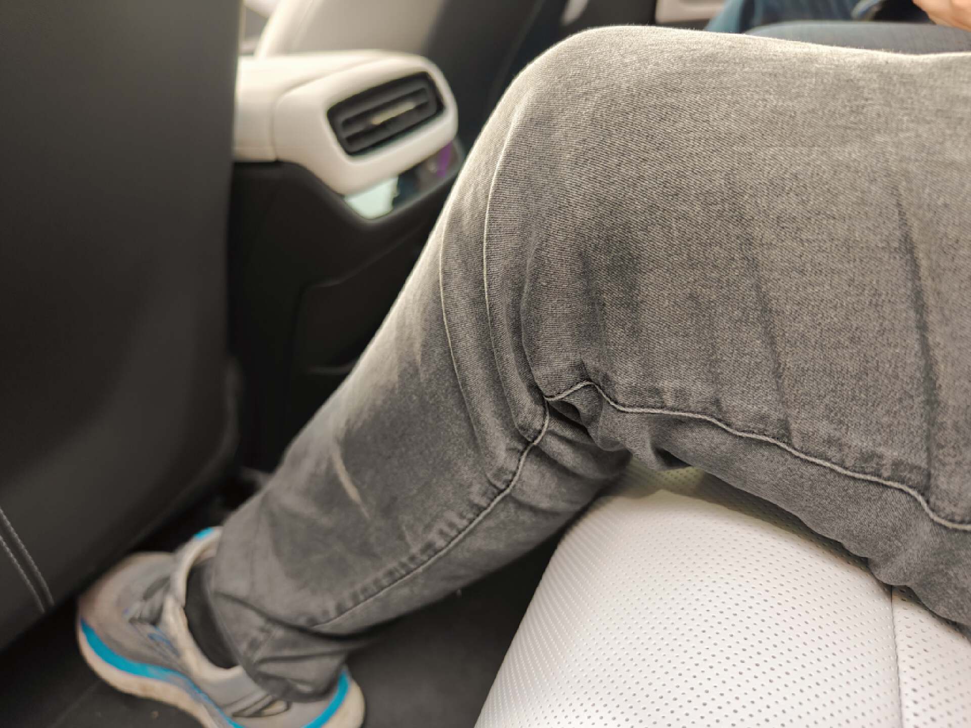 大腿将近1/3直到膝盖处无论如何都是悬空的,坐姿有一点开卡丁车的感觉