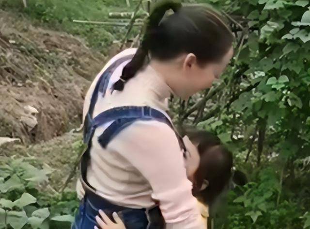 夫妻爆红网络,无腿丈夫被女粉倒追,独臂妻子带娃离婚_阿娇_小波_生活
