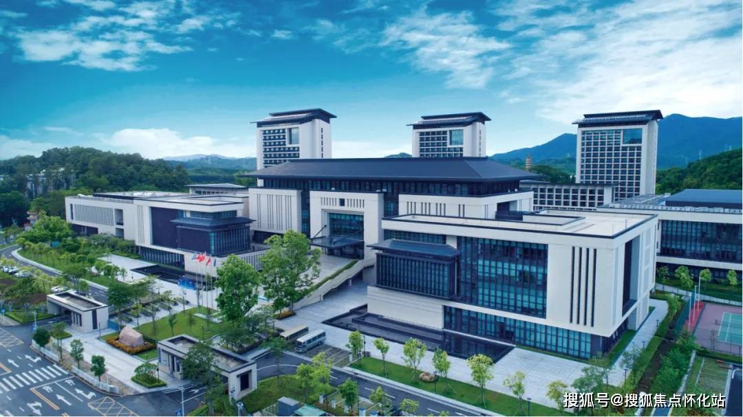 三山一湖四公园环绕,于繁华之中拥山瞰海,赋予塔尖人物大气天成的风范