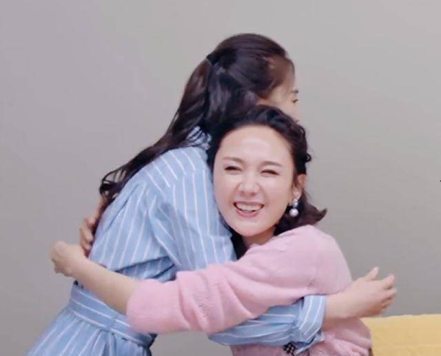 原创饿肚子的黄圣依听说杨子把饭送给程莉莎吃她的反应暴露豪门格局