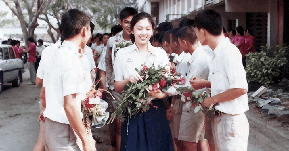 原创英拉年轻时究竟有多美56岁容颜不改逛奢侈品店被拍笑得好甜