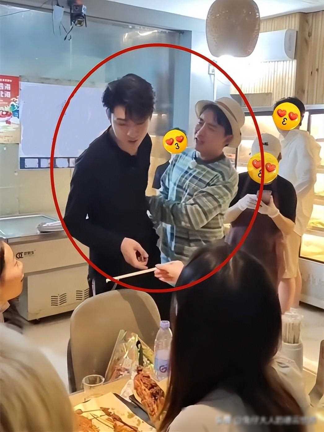 德云社郭麒麟戴小草帽出镜进店主动打招呼展现爽朗性格