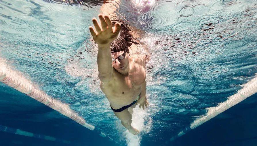 一个游泳小细节看出游泳高手与新手的差距
