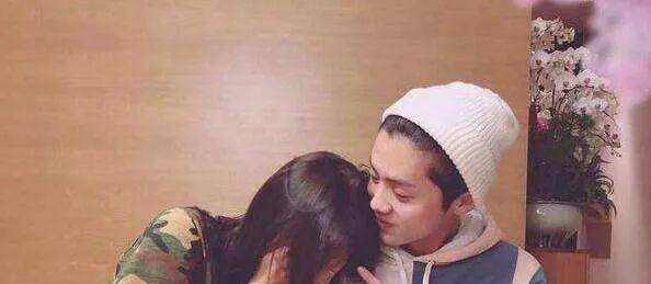 关晓彤晒生活照,领口直接开到底,被网友调侃_照片_张雪迎_大妈