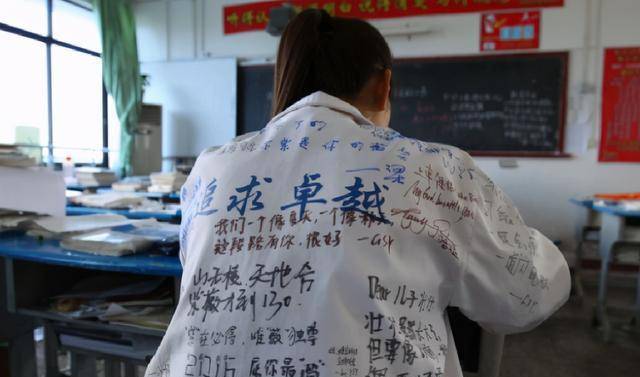 武亦姝初中就读于兰生复旦中学,后来2016年被复旦大学附属中学提前