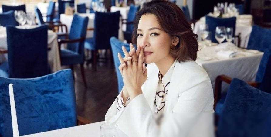 董卿青涩旧照曝光与现在形象大相径庭