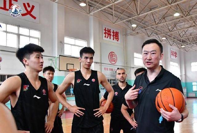 原创青岛男篮危机刘维伟痛批球员缺乏主心骨球迷建议挖来高诗岩
