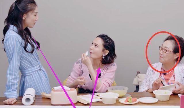 原创饿肚子的黄圣依听说杨子把饭送给程莉莎吃她的反应暴露豪门格局