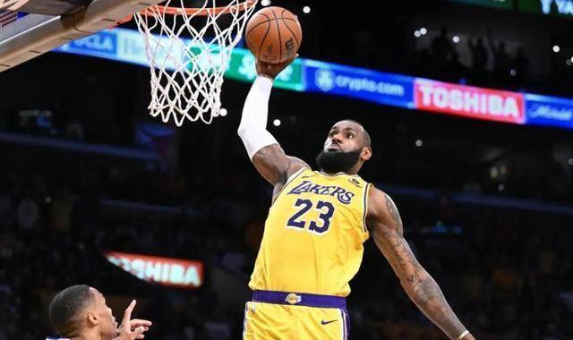 1822分!詹姆斯生涯第21赛季的总得分,比其他球星得分总和还要多_年龄_