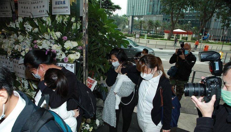 原创郭富城捧母亲灵位现身方媛一身白衣悼念两女儿被围堵好可怜