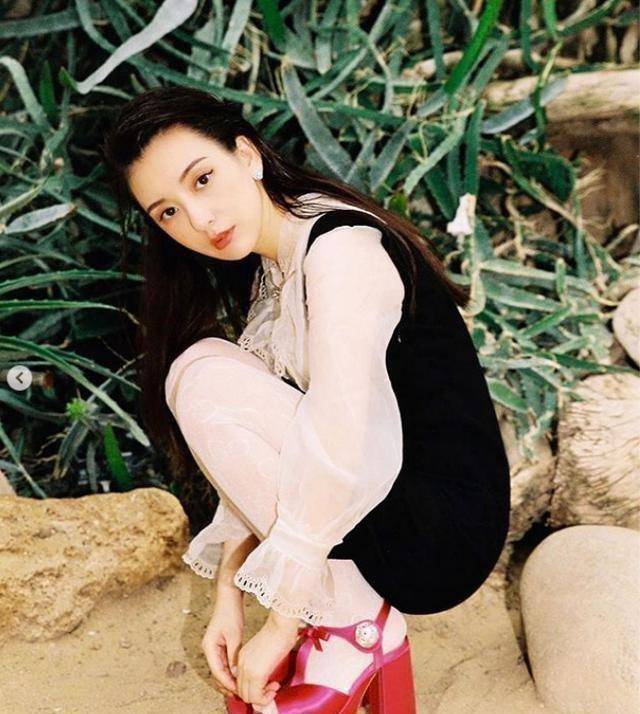 原创郭富城老婆方媛晒二胎产后写真发型妆容一换像变了一个人
