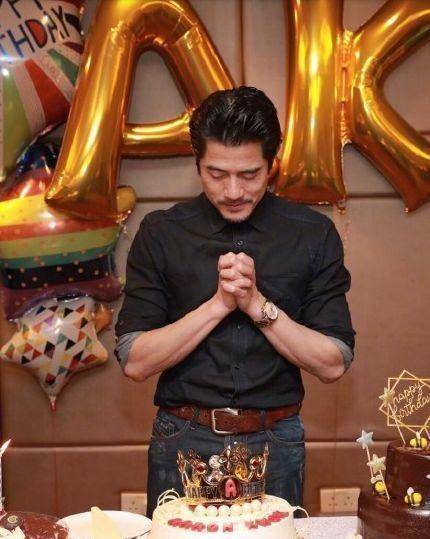 原创郭富城庆生和方媛互称对方太太和老公女儿为爸爸切蛋糕很温馨