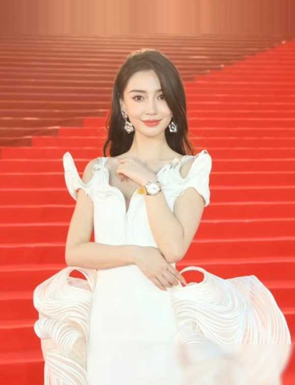 原创杨颖重磅宣布回港圈发展疯马秀问题遭拒答引发网友热议不断