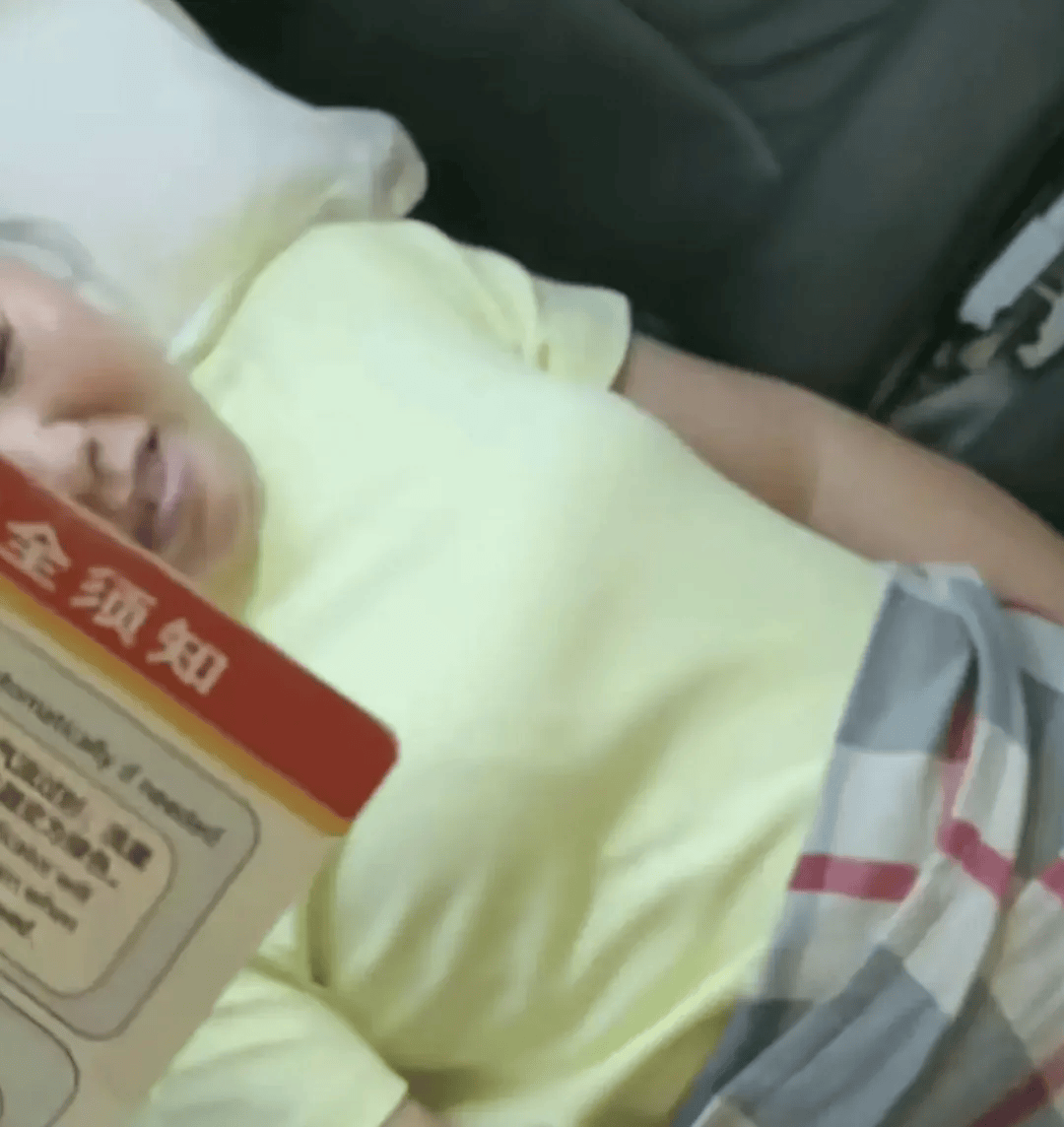 乘客齐喊“下去”！女子躺座椅不起致航班延误2小时-飞机乘务员遇到占座的