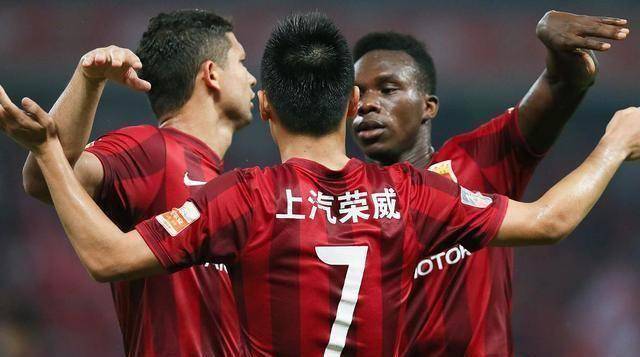 国足最该归化的外援20岁来到中超如今成为黑马球队大腿