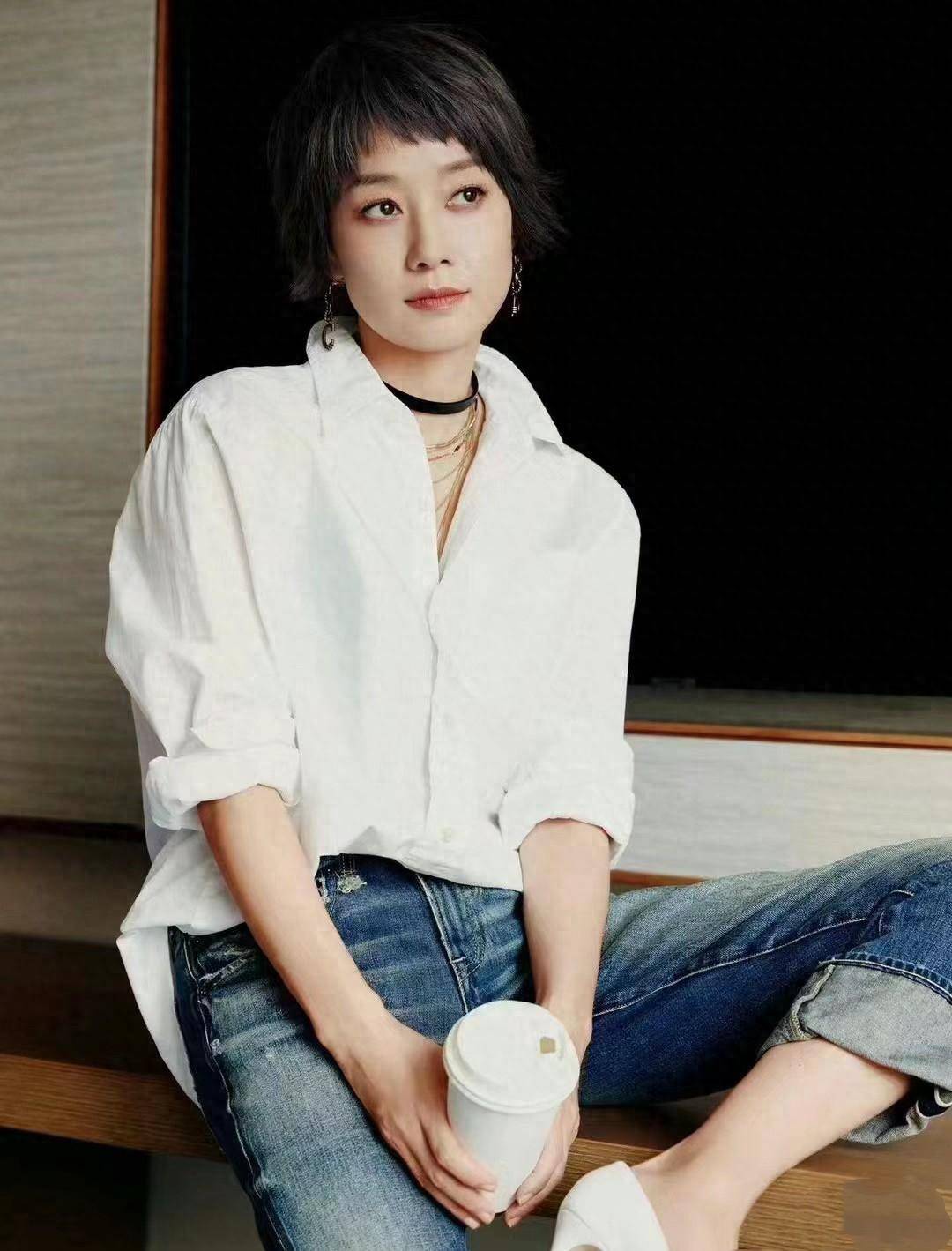 47岁马伊琍真会穿,白衬衫与绿花裤子的个性碰撞,个性十足真洋气