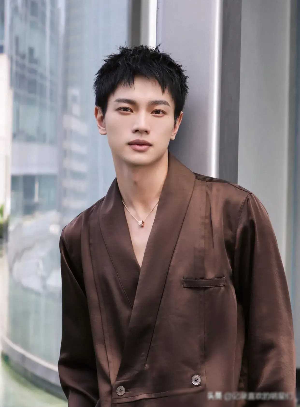 《深蓝与月光》是一部讲述两个男人之间爱情故事的青春偶像剧,黄曦彦
