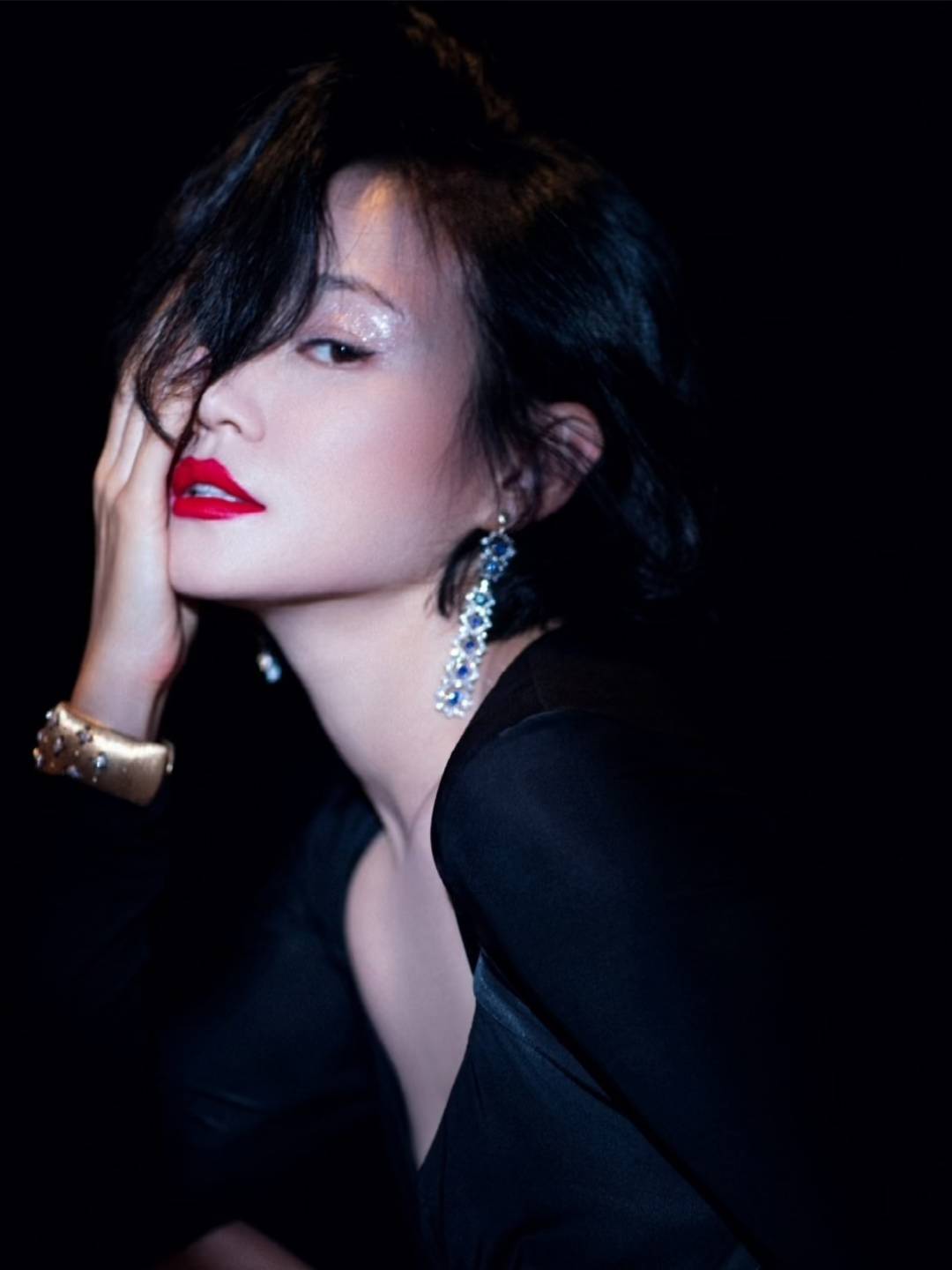 谭卓演绎黑色长裙,时尚魅力无人能挡!_女士_身材_气质