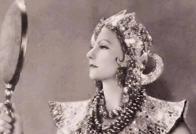 她的父亲是荷兰的一个富有的农场主,玛塔哈丽是家中的第四个,也是最小