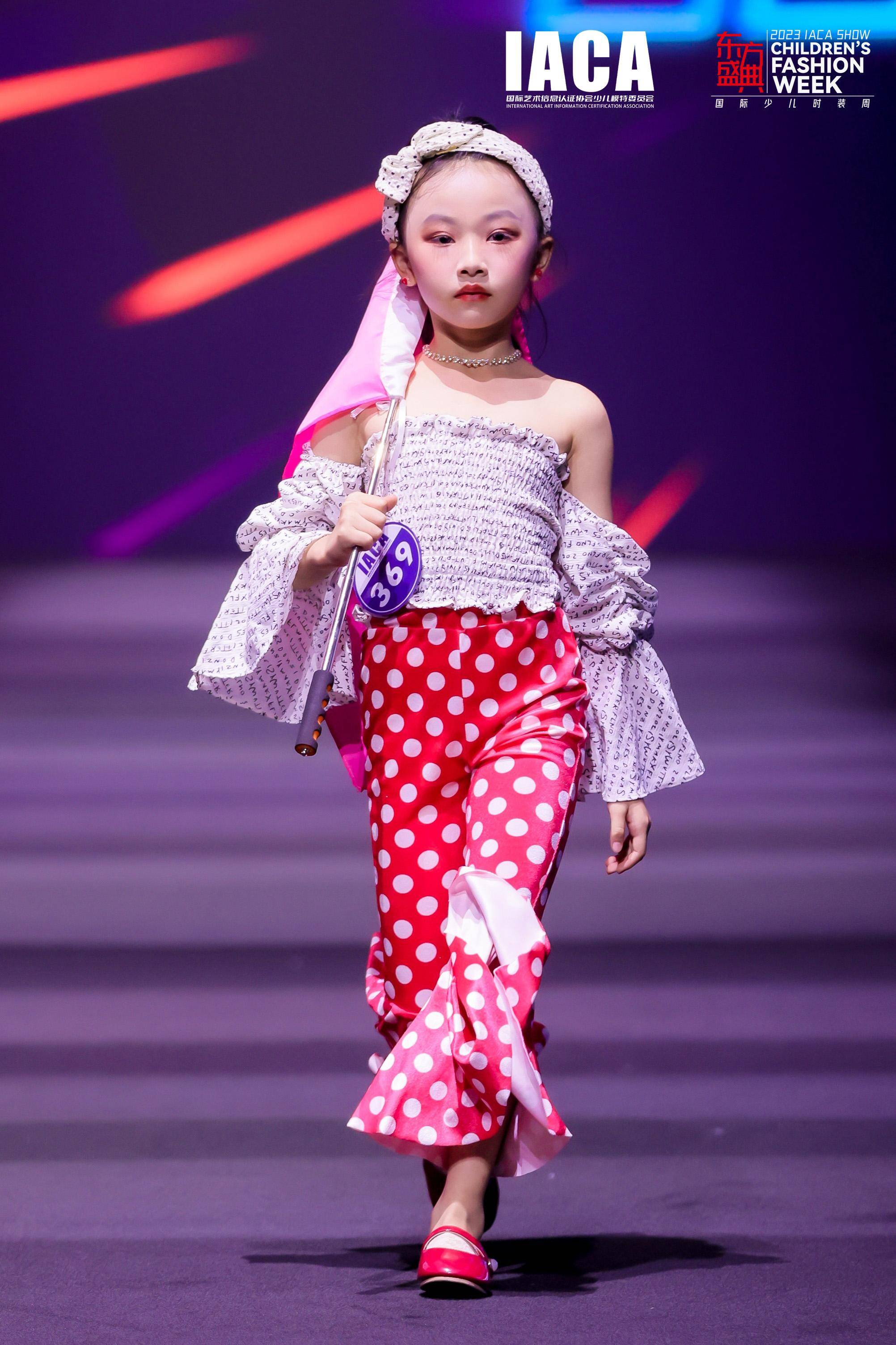 走秀非常考验临场反应能力跟灵活度童模们都表现得相当出色都能灵活地