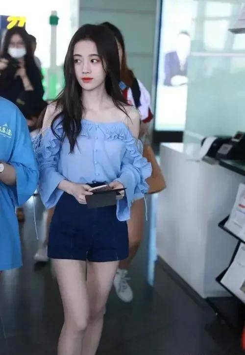 原创鞠婧祎国外游玩学生装清纯可爱虽然身高不高但胜在会搭配