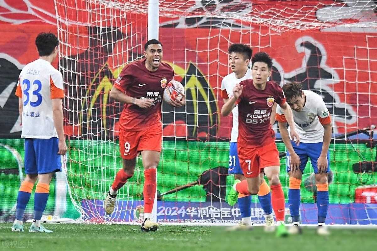 上海海港主场力克山东泰山,展现新风采,踏上新大道_比赛_泰山队_进攻