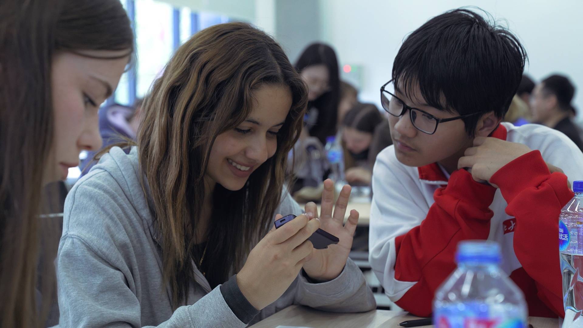 德国中学生中国行用有道词典笔学写中文点赞中国智造实力